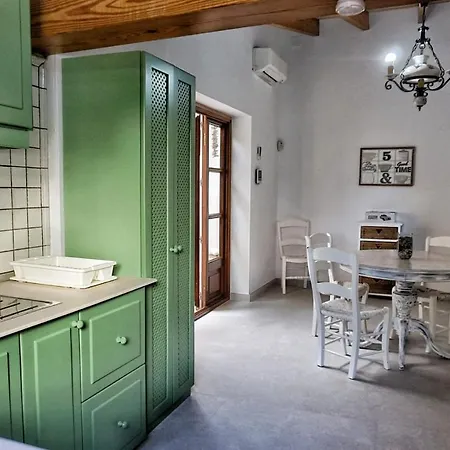 House Toni Nyaraló